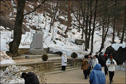 구룡연코스 입구의 현지지도표식비. 남한 관광객들의 기념사진 촬영장소가 되고 있습니다. 